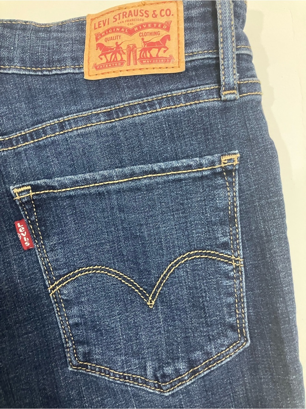 Levi's Women's 725 High Rise Bootcut Jeans 28